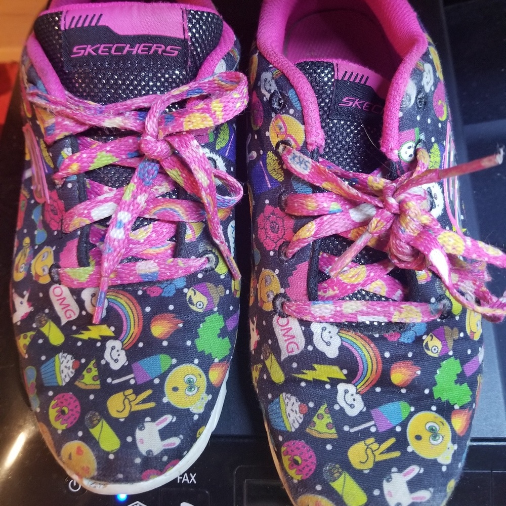 Girl sketchers